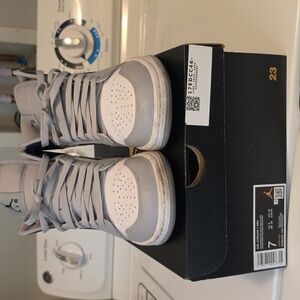 Air Jordan 1 Mid Mens Size 7
